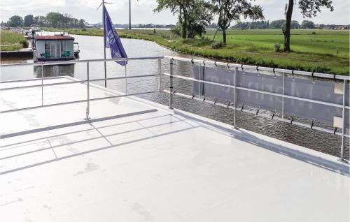 Houseboat Escapade - main image