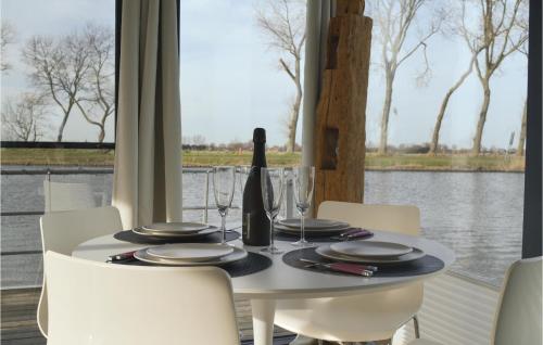 Houseboat Escapade - image 11