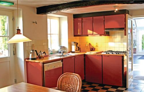 廚房, Amazing Home In Remersdaal With Wifi in 富倫