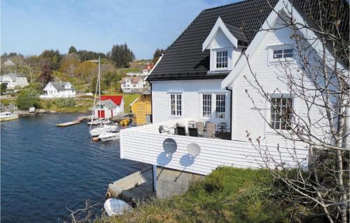 Beautiful apartment in Steinsland with 4 Bedrooms and WiFi - Apartment - Hommelsund