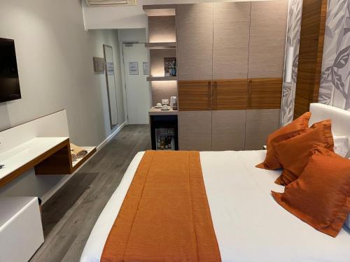 Double or Twin Room with Sea View image 9
