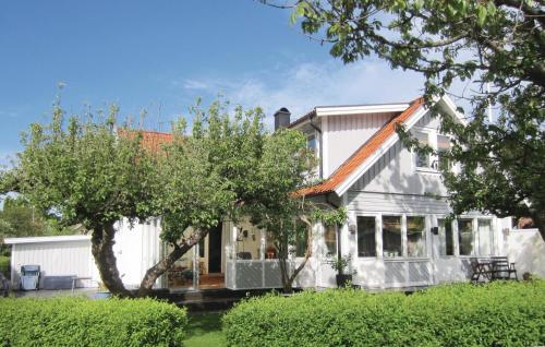 Beautiful Home In Vstra Frlunda With 3 Bedrooms, Sauna And Wifi