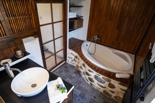 Fürdőszoba, Maison de charme à proximité de Pau - 3 chambres - 6 p - Jardin (Maison de charme a proximite de Pau - 3 chambres - 6 p - Jardin) in Ousse