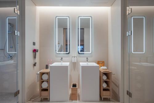 Superior Twin Room image 1