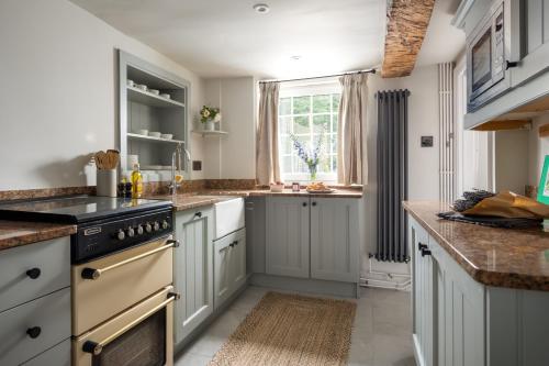 Kjøkken, Mulberry, A Luxury Two Bed Cottage in Painswick in Painswick