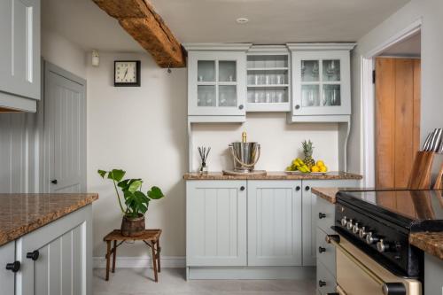 Kjøkken, Mulberry, A Luxury Two Bed Cottage in Painswick in Painswick