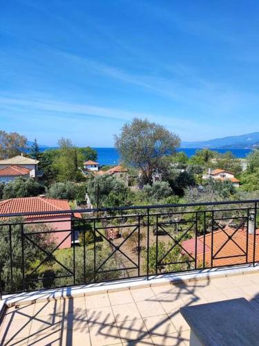 Breathtaking View within mountains and sea gîte à louer Grèce-Centrale