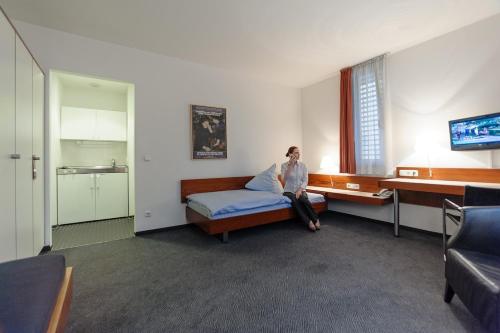 room detail thumbnail 1
