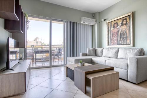 Sunny & cosy apt with balcony in Peristeri!, Atenas