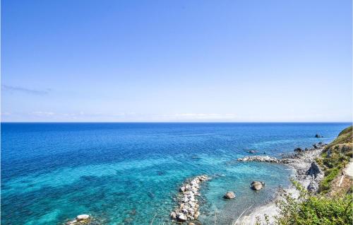  Cozy Home In Motta San Giovanni With Wifi in Motta San Giovanni