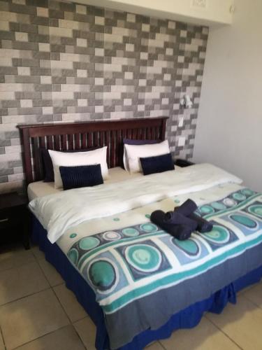 1 double bed, 2 twin beds