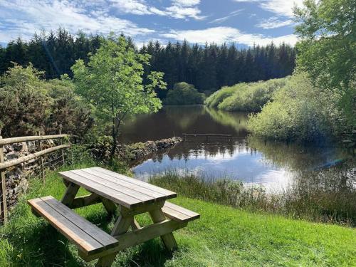 The Granary at Pentregaer Ucha, tennis court & lake.