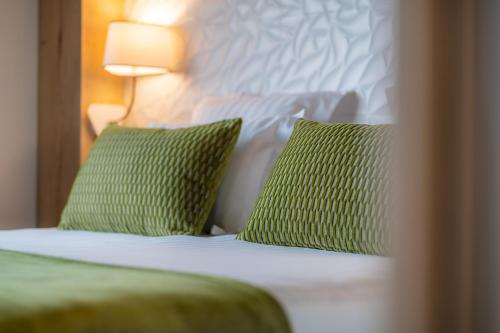 1 king bed, 1 twin bed