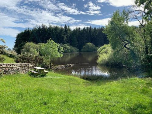 The Granary at Pentregaer Ucha, tennis court & lake.