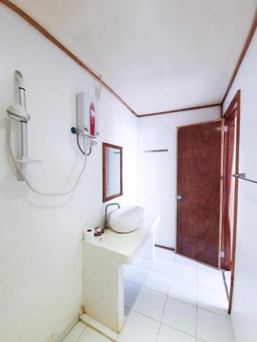 Keira Backpackers – El Nido, WI