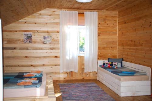 1 double bed, 1 twin bed