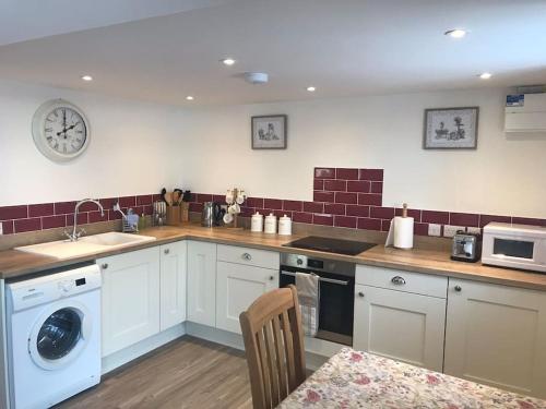 Kitchen, The Granary at Pentregaer Ucha, tennis court & lake. in Oswestry