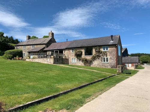 The Granary at Pentregaer Ucha, tennis court & lake.