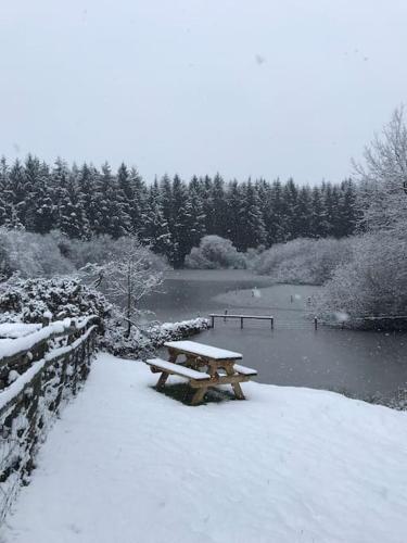 The Granary at Pentregaer Ucha, tennis court & lake.