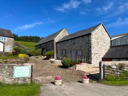 The Granary at Pentregaer Ucha, tennis court & lake.