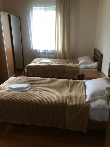 2 twin beds