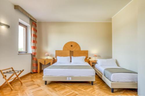 1 king bed, 2 twin beds