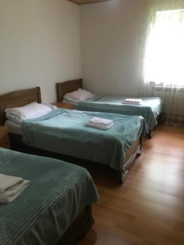 3 twin beds