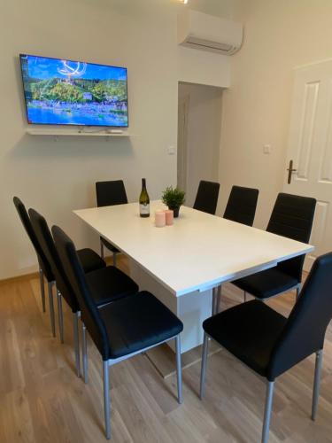 Designed apartment next to Vaclav square with terrace and private garage, Praha (fotografie 10)