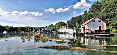 Hausboat Vlnka, Bratislava