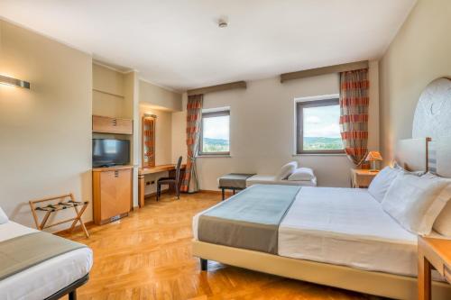 1 king bed, 2 twin beds