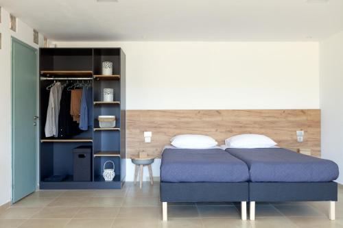 Livingfy Apt with mountain view & garden - Tap to explore photos