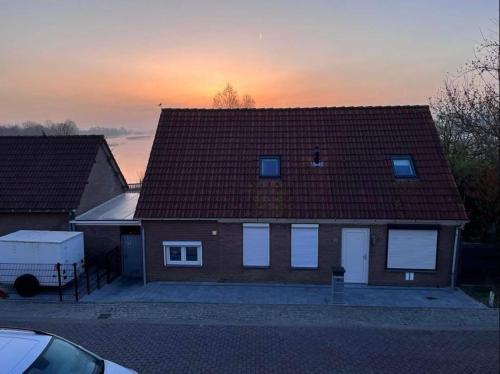 Bejárat, Comfortabele woning mét omheinde tuin aan water voor 12 p (Comfortabele woning met omheinde tuin aan water voor 12 p) in Oostburg