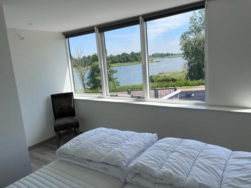 Bed, Comfortabele woning met omheinde tuin aan water voor 12 p in Oostburg