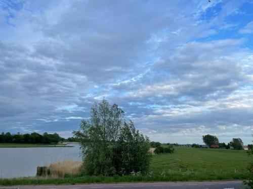Kilátás, Comfortabele woning mét omheinde tuin aan water voor 12 p (Comfortabele woning met omheinde tuin aan water voor 12 p) in Oostburg