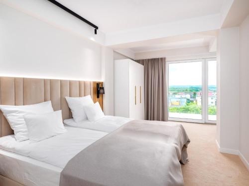 1 queen bed, 1 sofa bed