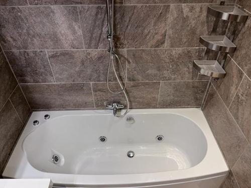 Fürdőszoba, Comfortabele woning mét omheinde tuin aan water voor 12 p (Comfortabele woning met omheinde tuin aan water voor 12 p) in Oostburg