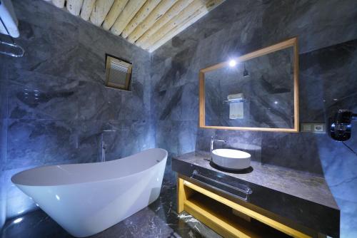 room detail thumbnail 2