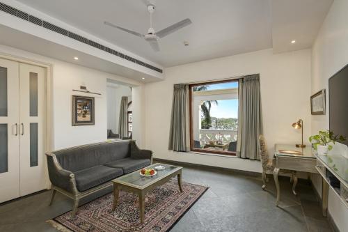 room detail thumbnail 2