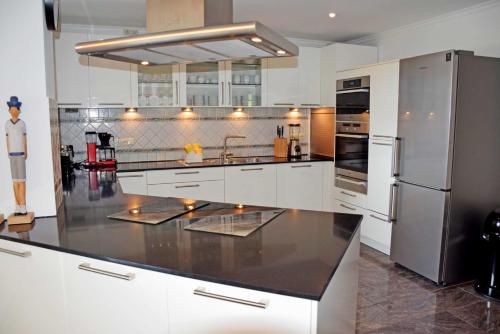 مطبخ, Ferienhaus mit Kamin am Hafen in S in Altensien