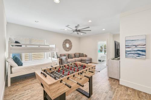 Holiday Fin - HEATED Pool & Hot Tub! Game Tables! Beachfront!!! - image 2