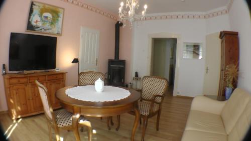 ห้องส่วนกลางสำหรับนั่งเล่น/ดูทีวี, Ferienwohnung in der Kunst und Kultur Villa Bad Steben in บัด ชเตเบิน