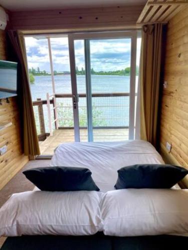 Lake View Lodge Pod - Upwaltham
