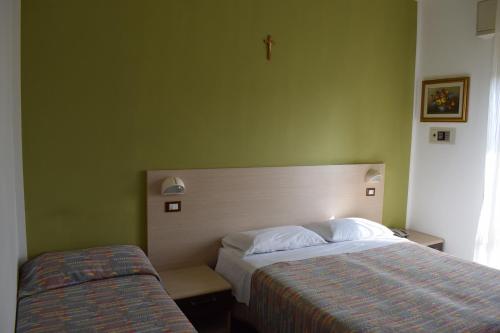 1 queen bed, 1 twin bed