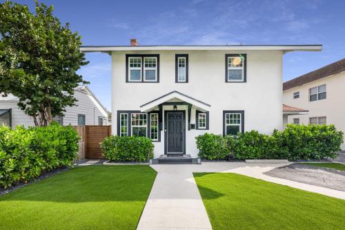 Historic Waterfront estate With Yard & Modern Kitchen thumb 2