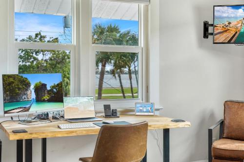 Historic Waterfront estate With Yard & Modern Kitchen thumb 3