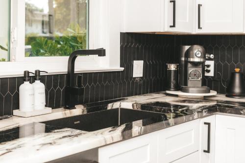 Historic Waterfront estate With Yard & Modern Kitchen thumb 4