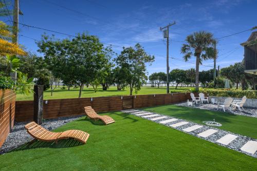 Historic Waterfront estate With Yard & Modern Kitchen in Lake Worth (Florida)