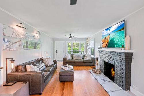 Historic Waterfront estate With Yard & Modern Kitchen in Lake Worth (Florida)