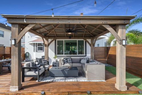 Historic Waterfront estate With Yard & Modern Kitchen in Lake Worth (Florida)