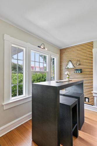 Historic Waterfront estate With Yard & Modern Kitchen in Lake Worth (Florida)